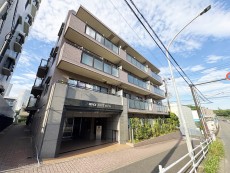 マンション外観。お買い物施設も周辺に多く、生活利便性に優れた立地環境。