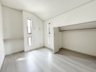 洋室4帖。フローリングの部屋は清潔感があり、日々のお掃除も楽で助かります。