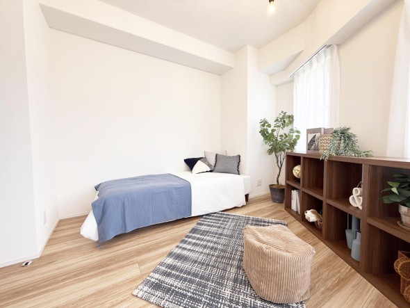 洋室5.8帖。フローリングの部屋は清潔感があり、日々のお掃除も楽で助かります。