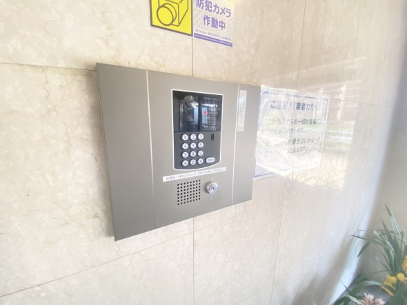 オートロックマンションのため、こちらからインターフォンにて受付をしていただきます。防犯設備がきちんと完備されているのは安心です。