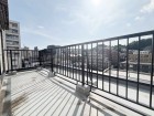 気持ちのいい空が見渡せる広いバルコニー。