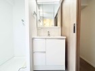 真っ白な洗面台で、気持ちの良い朝を迎えられそうです。