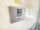 オートロックマンションのため、こちらからインターフォンにて受付をしていただきます。防犯設備がきちんと完備されているのは安心です。