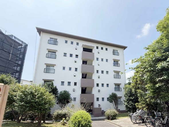 爽やかな青空の下に贅沢なほどに降り注ぐ陽光、豊かな居住性と、クオリティが見事に調和した住空間は、住まうことの喜びを感じさせてくれ