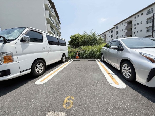 敷地内駐車場がございます。空き状況等に関しましてはお気軽にお問い合わせください。
