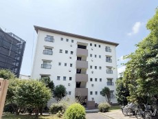 爽やかな青空の下に贅沢なほどに降り注ぐ陽光、豊かな居住性と、クオリティが見事に調和した住空間は、住まうことの喜びを感じさせてくれ