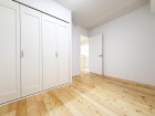 洋室5.5帖。フローリングの部屋は清潔感があり、日々のお掃除も楽で助かります。