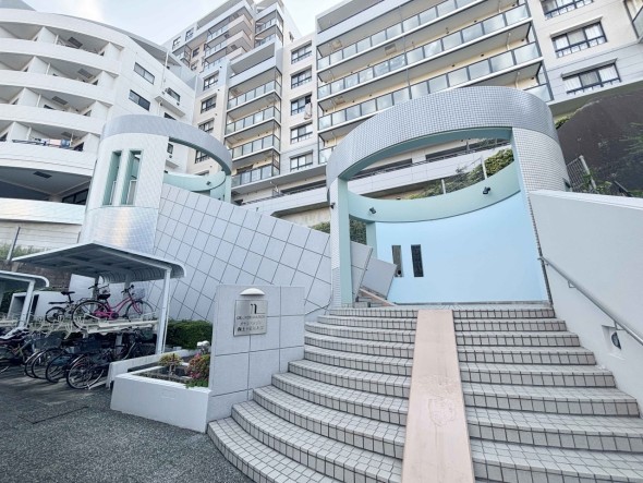 爽やかな青空の下に贅沢なほどに降り注ぐ陽光、豊かな居住性と、クオリティが見事に調和した住空間は、住まうことの喜びを感じさせてくれ