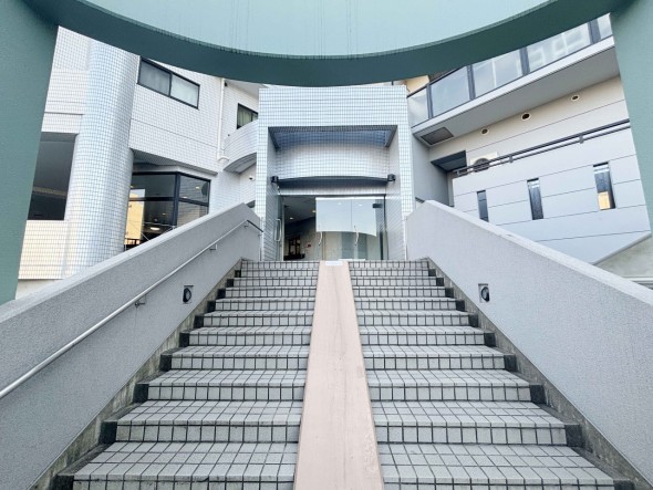 マンション外観。生活利便性に優れた立地環境。