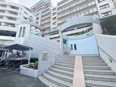 爽やかな青空の下に贅沢なほどに降り注ぐ陽光、豊かな居住性と、クオリティが見事に調和した住空間は、住まうことの喜びを感じさせてくれ