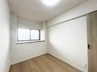 洋室4.3帖。フローリングの部屋は清潔感があり、日々のお掃除も楽で助かります。