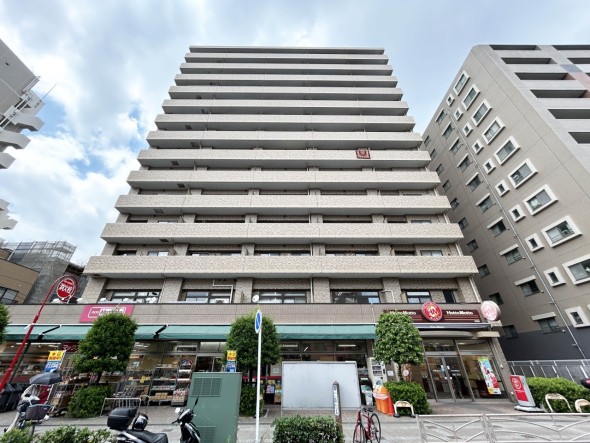 マンション外観。生活利便性に優れた立地環境。