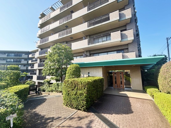 マンション外観。生活利便性に優れた立地環境。
