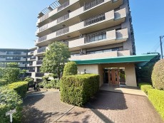 マンション外観。生活利便性に優れた立地環境。