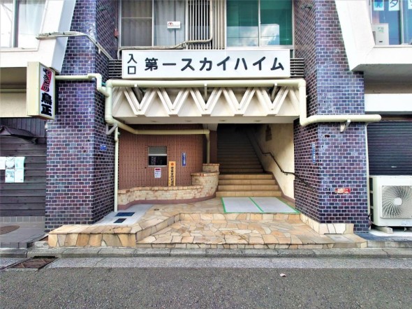 マンション外観。生活利便性に優れた立地環境。