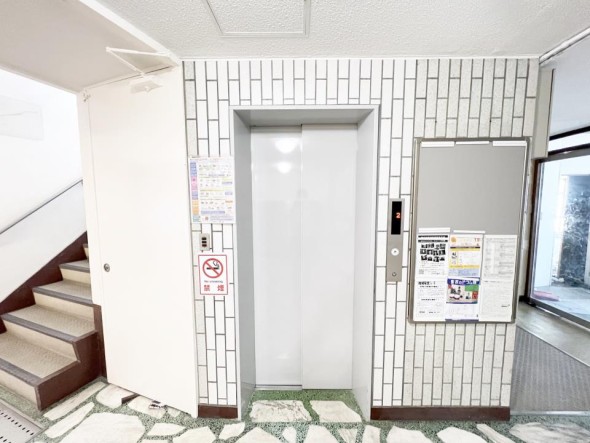 エレベーター付きのマンションです。