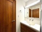 十分な大きさの洗面台は、身だしなみチェックや歯磨きなど、朝の慌ただしい時間でも余裕とゆとりを感じて頂けます。