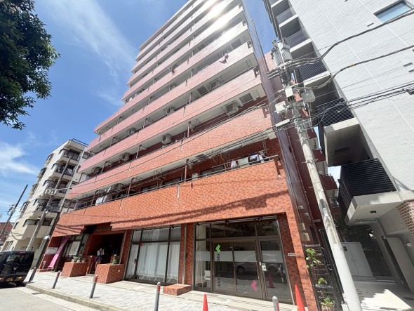 マンション外観。生活利便性に優れた立地環境。