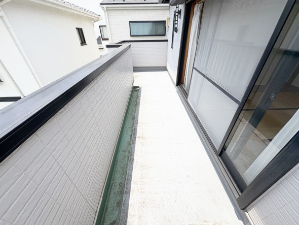 日差しの差し込むバルコニー