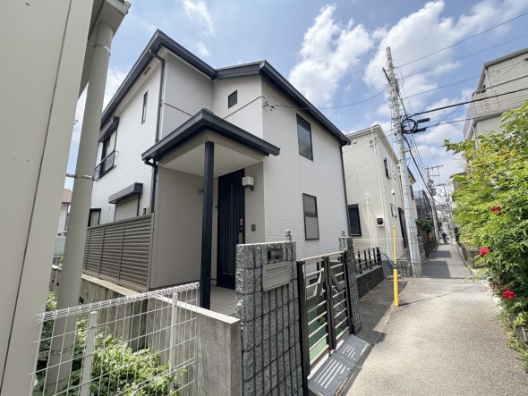 爽やかな青空の下に贅沢なほどに降り注ぐ陽光、豊かな居住性と、クオリティが見事に調和した住空間は、住まうことの喜びを感じさせてくれ