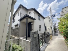 爽やかな青空の下に贅沢なほどに降り注ぐ陽光、豊かな居住性と、クオリティが見事に調和した住空間は、住まうことの喜びを感じさせてくれ