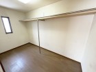 たっぷり入るウォークインクローゼットは奥行きがあるのでたくさん収納できます。
