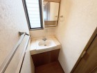 十分な大きさの洗面台は、身だしなみチェックや歯磨きなど、朝の慌ただしい時間でも余裕とゆとりを感じて頂けます。