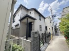 爽やかな青空の下に贅沢なほどに降り注ぐ陽光、豊かな居住性と、クオリティが見事に調和した住空間は、住まうことの喜びを感じさせてくれ
