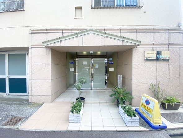 お客様をお迎えする玄関は落ち着いた雰囲気。帰り着くたびに洗練されたテイストの空間に迎えられ誇りと喜びを感じる玄関まわりです。