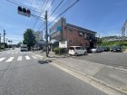 前面道路が広くお車の出し入れもスムーズ