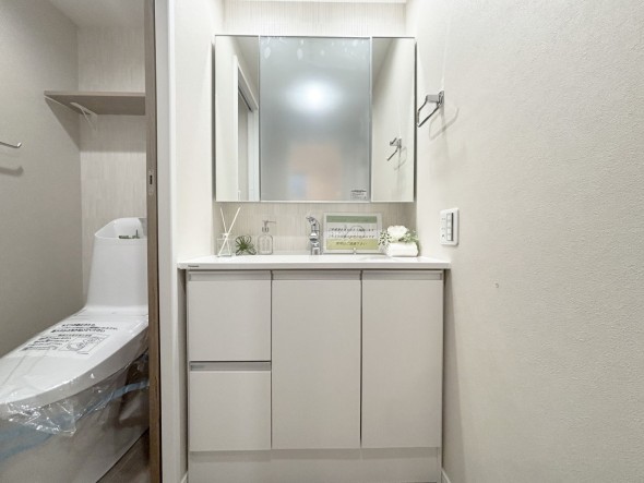 十分な大きさの洗面台は、身だしなみチェックや歯磨きなど、朝の慌ただしい時間でも余裕とゆとりを感じて頂けます。