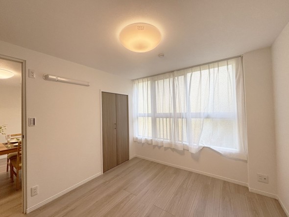 一日の疲れをいやしてくれる主寝室。時を忘れて過ごす場所として過ごせるお部屋です。
