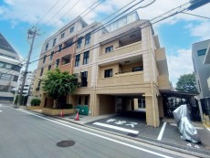 爽やかな青空の下に贅沢なほどに降り注ぐ陽光、豊かな居住性と、クオリティが見事に調和した住空間は、住まうことの喜びを感じさせてくれ