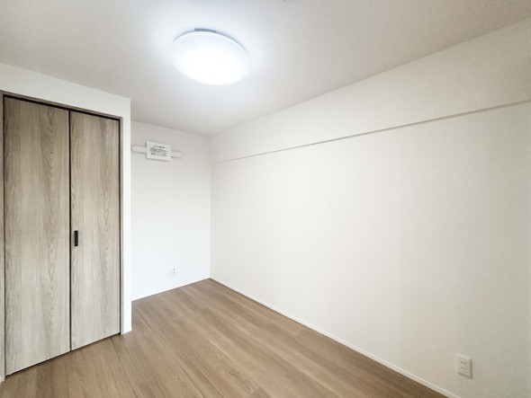 洋室4.1帖。フローリングの部屋は清潔感があり、日々のお掃除も楽で助かります。