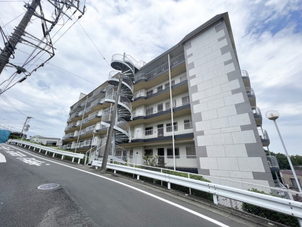 爽やかな青空の下に贅沢なほどに降り注ぐ陽光、豊かな居住性と、クオリティが見事に調和した住空間は、住まうことの喜びを感じさせてくれ