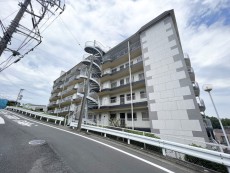 爽やかな青空の下に贅沢なほどに降り注ぐ陽光、豊かな居住性と、クオリティが見事に調和した住空間は、住まうことの喜びを感じさせてくれ