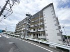 爽やかな青空の下に贅沢なほどに降り注ぐ陽光、豊かな居住性と、クオリティが見事に調和した住空間は、住まうことの喜びを感じさせてくれ