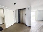 エレベーター付きのマンションです。