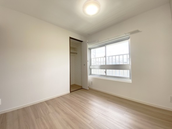 一日の疲れをいやしてくれる主寝室。時を忘れて過ごす場所として過ごせるお部屋です。