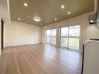 みんなが集い、食事と楽しい会話が始まる。話に夢中になりすぎて、ついつい時を忘れてしまう。そんな束の間の幸せを感じさせてくれる場所