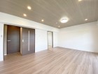 みんなが集い、食事と楽しい会話が始まる。話に夢中になりすぎて、ついつい時を忘れてしまう。そんな束の間の幸せを感じさせてくれる場所