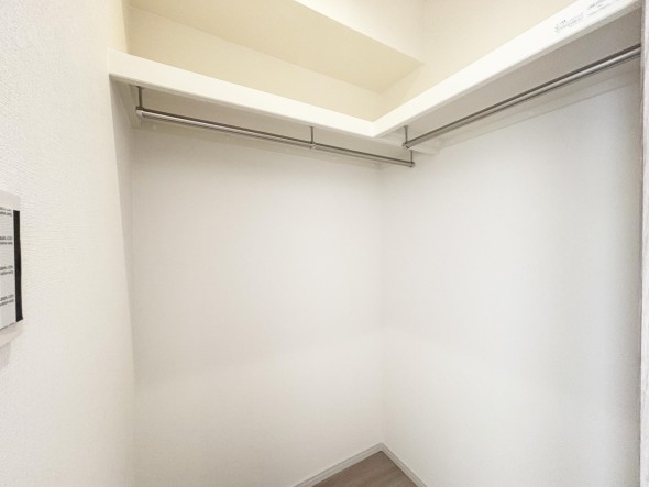 たっぷり入るウォークインクローゼットは奥行きがあるのでたくさん収納できます。