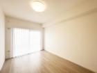 洋室6.7帖。明るくあたたかな居室では、朝の目覚めも気持ちよく起きられます。