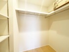 たっぷり入るウォークインクローゼットは奥行きがあるのでたくさん収納できます。