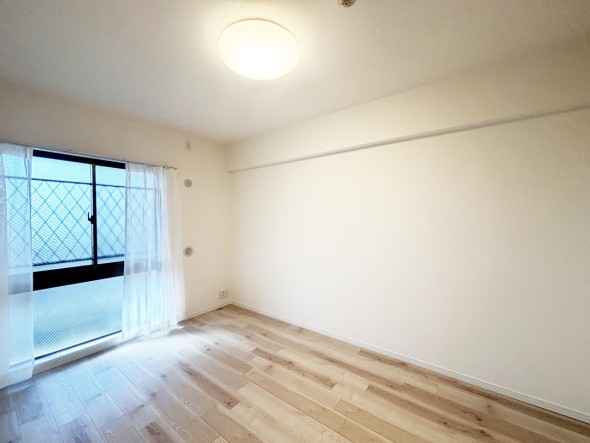 洋室6.5帖。一日の疲れをいやしてくれる主寝室。時を忘れて過ごす場所として過ごせるお部屋です。