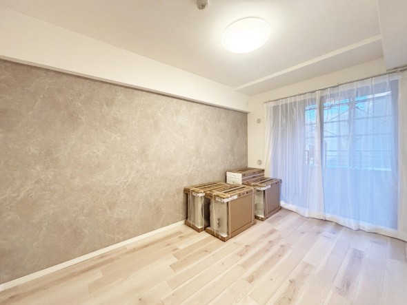 洋室6帖。フローリングの部屋は清潔感があり、日々のお掃除も楽で助かります。