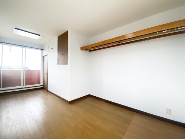 洋室5.5帖。フローリングの部屋は清潔感があり、日々のお掃除も楽で助かりますね！