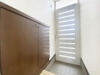 玄関横にはシューズボックスもございます。