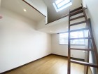 洋室8帖。明るくあたたかな居室では、朝の目覚めも気持ちよく起きられます。