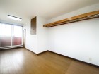 洋室5.5帖。フローリングの部屋は清潔感があり、日々のお掃除も楽で助かりますね！